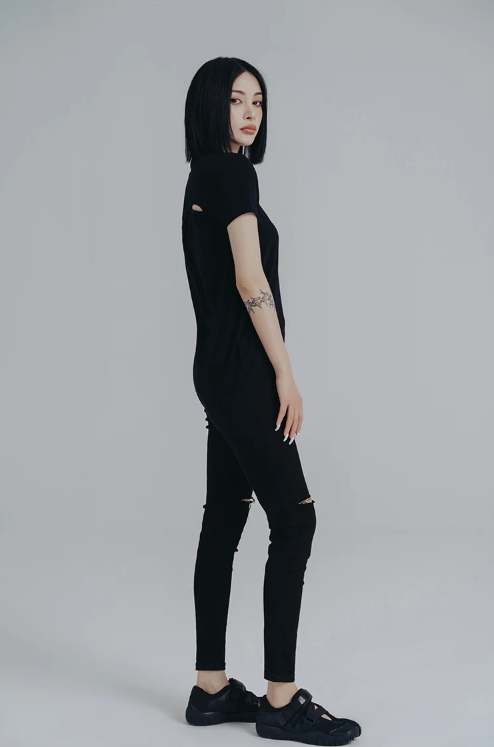 Wallcy Irregular Hem T-Shirt - Black