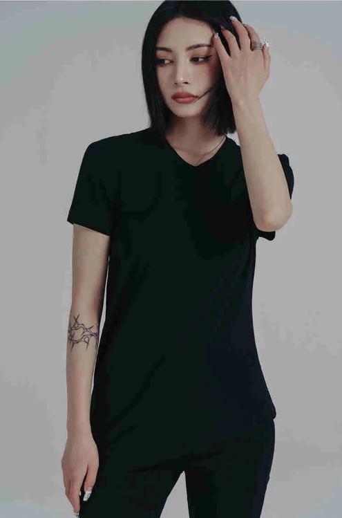 Wallcy Irregular Hem T-Shirt - Black
